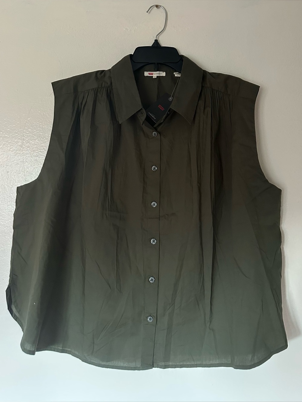 Levi's Sleeveless Button-Front Blouse in Olive